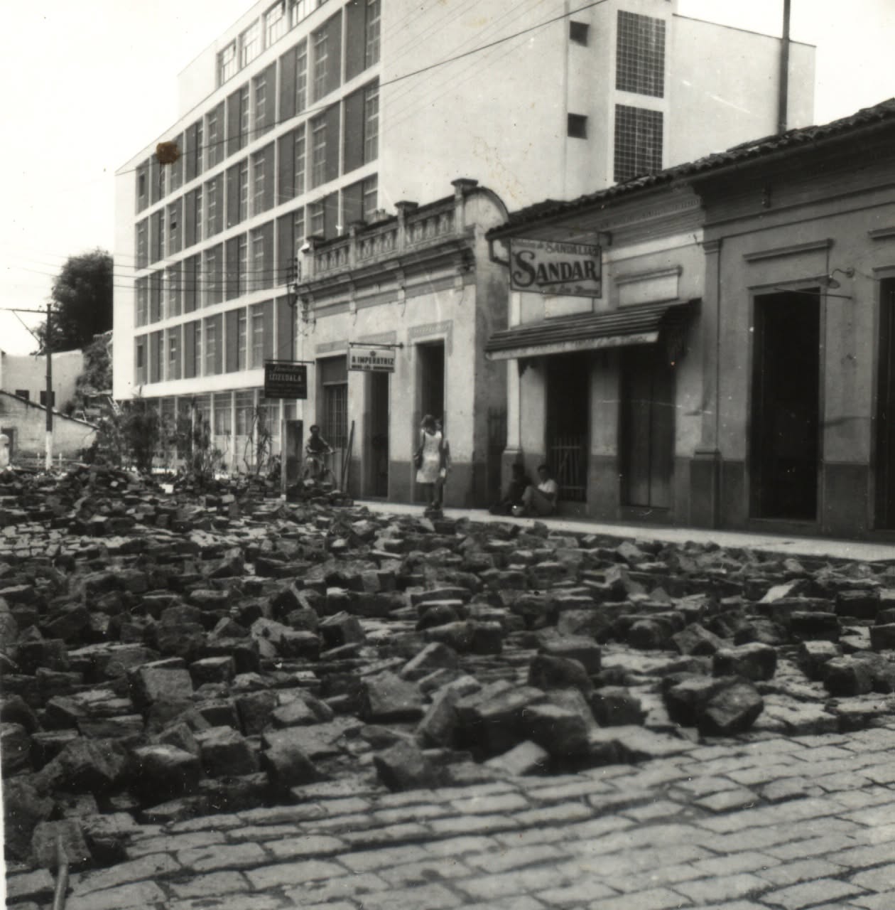 Reforma do calçamento da rua Coronel em Serra Negra