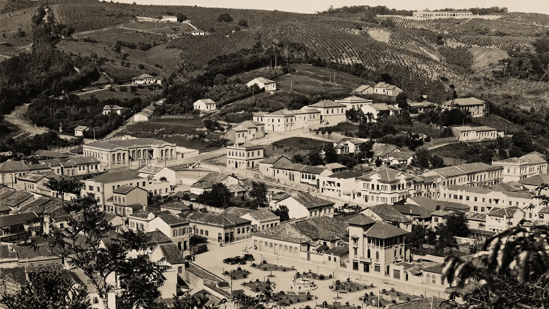Rua central de Serra Negra em fotografia histórica do acervo de Nestor de Souza Leme